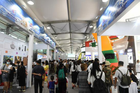 2020年9月9日,人们在中国首都北京参观2020年中国国际服务贸易展览会的国家,省,地区和城市的特别区域。(新华网/卢鹏)
