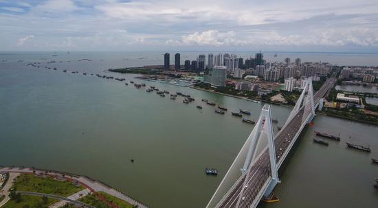 2020年8月19日拍摄的航拍照片显示,船只在中国南部海南省海口市新港港附近的海上航行。 (新华社/杨冠宇)
