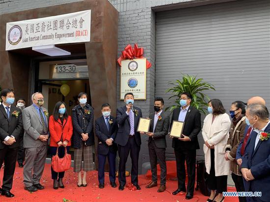 亚裔美国人社区赋权(BRACE)主席和亚裔美国人争取民权联盟(CAACR)召集人John Chan(C)在纽约市皇后区法拉盛市办公室揭幕仪式上致辞。于2020年10月25日在美国纽约市成立。总部位于纽约的亚裔美国人倡导组织通过在皇后区皇后区法拉盛市设立新办事处扩大了业务范围。 (新华社/刘延安)