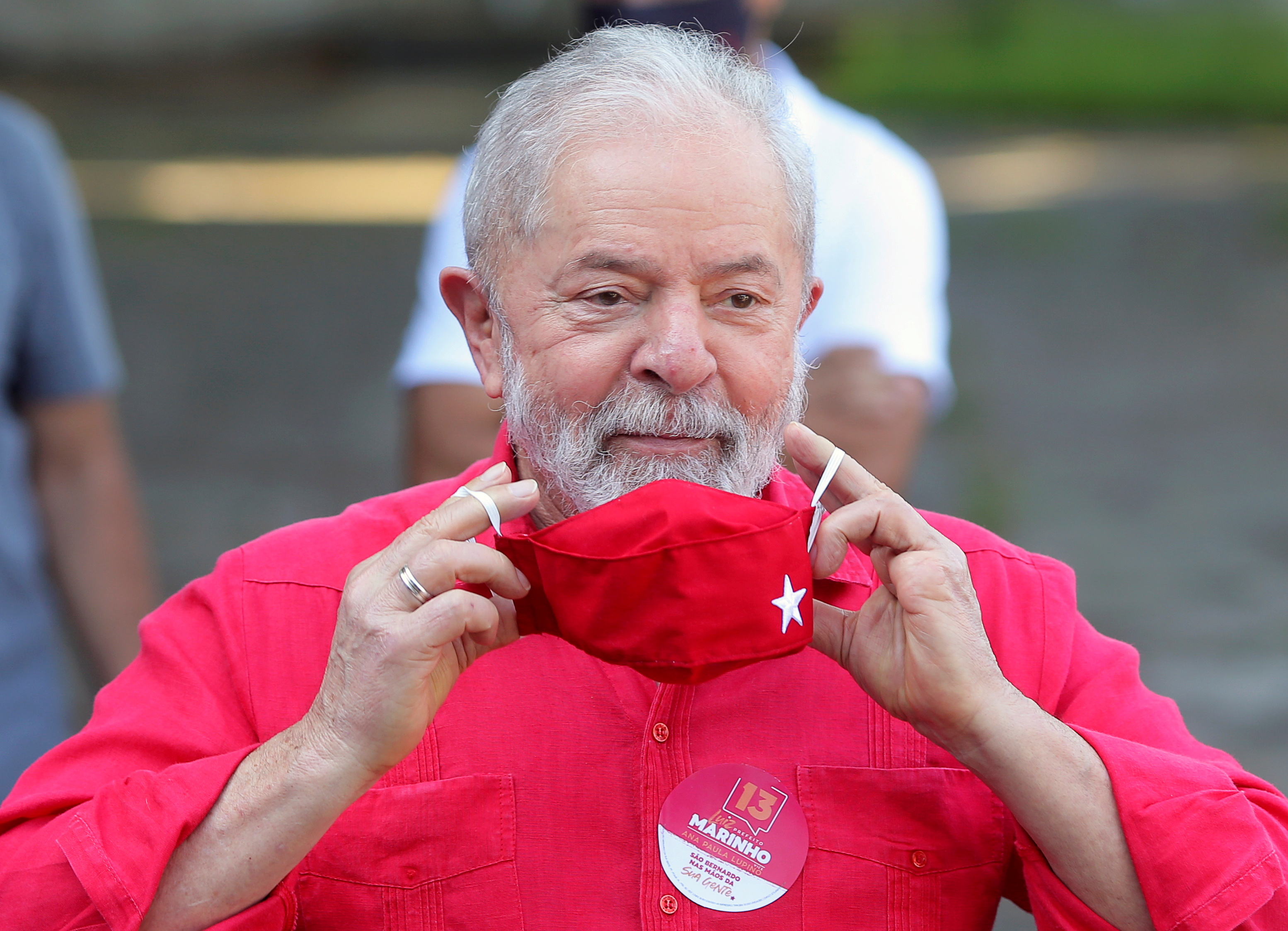 路易斯·伊纳西奥·卢拉·达席尔瓦(Luiz Inacio Lula da Silva)穿着粉红色衬衫:文件图片:巴西的市政选举