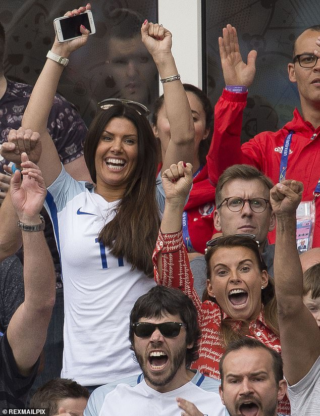 科琳·鲁尼(Coleen Rooney)等。 合影留念:快乐的时光:前朋友合影留念在法国的Stade Bollaert-Delelis庆祝英格兰对威尔士的胜利(2016年合照)