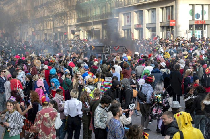 2021年3月21日,尽管发生了Covid-19,成千上万的人在马赛参加了一场即兴的狂欢节。