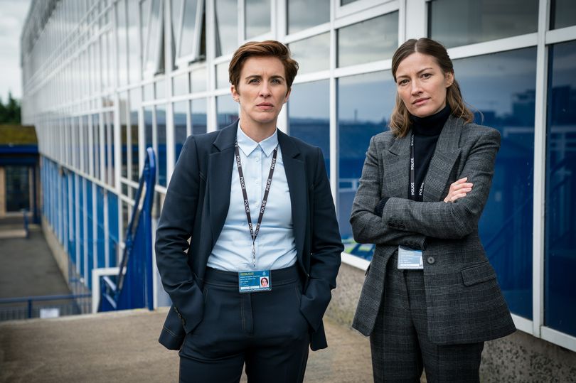 薇姬·麦克卢尔(Vicky McClure)和凯利·麦克唐纳(Kelly Macdonald)合影留念:《使命召唤》系列6的第五集并没有令人失望