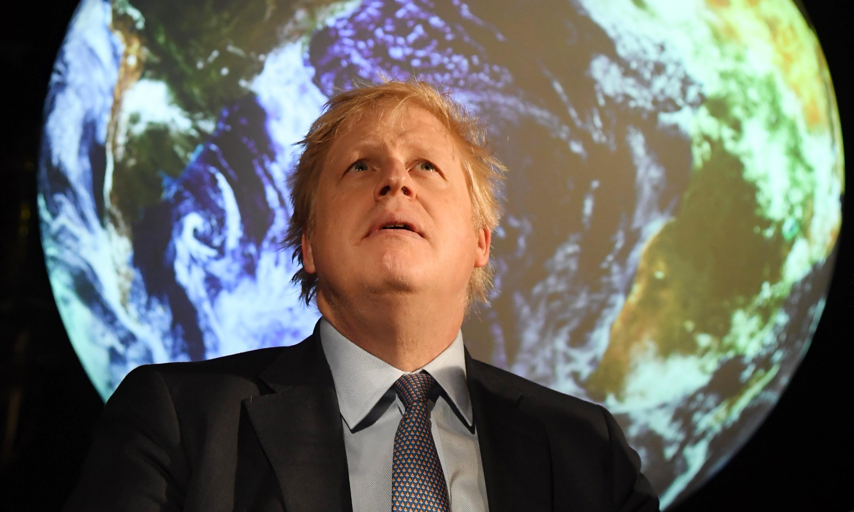 一个穿着西服打领带的男人：鲍里斯·约翰逊（Boris Johnson）在2020年第26届联合国气候变化大会启动时。新目标旨在帮助刺激其他政府在11月第26届联合国气候变化大会之前采取进一步行动。