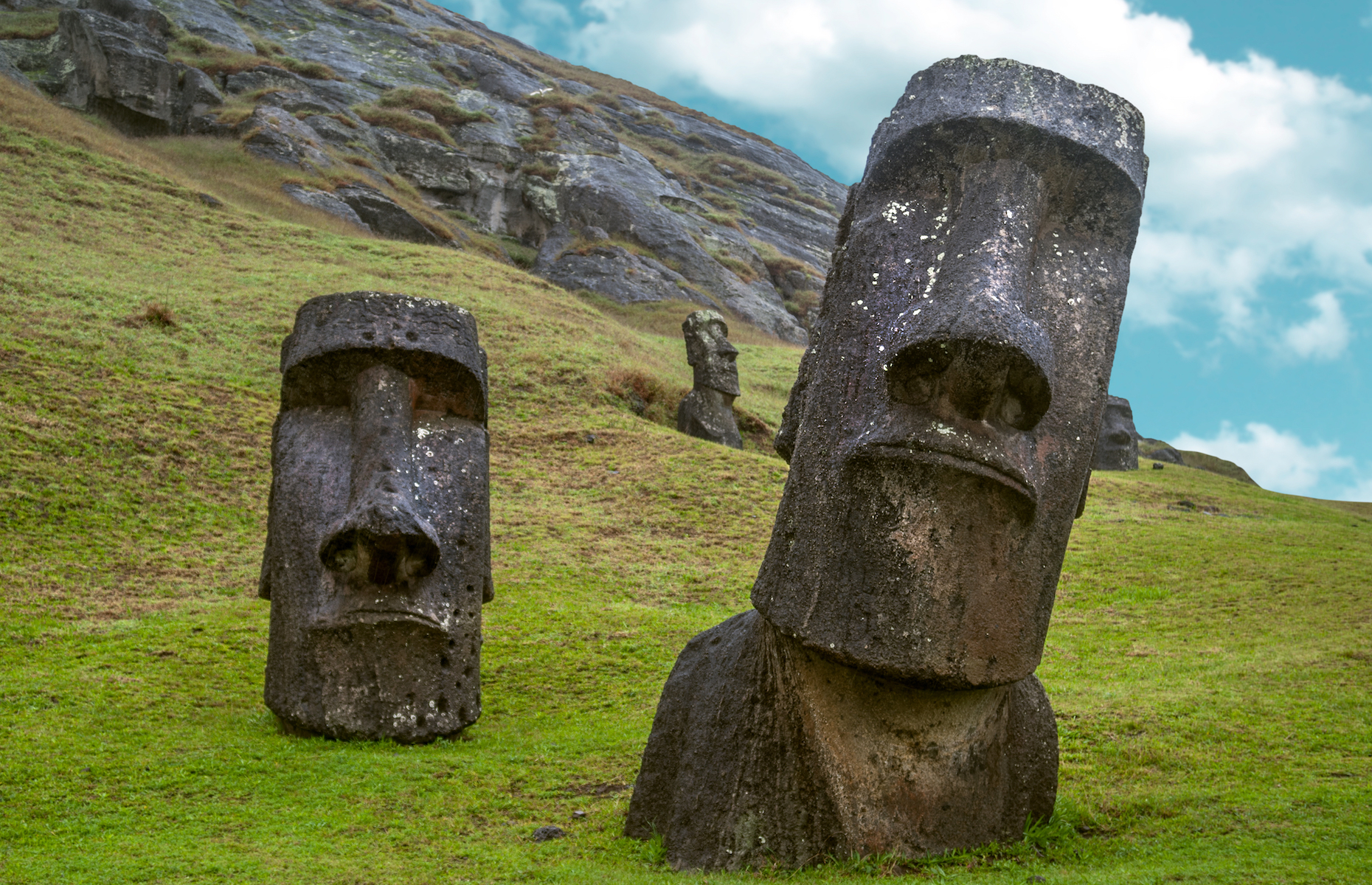 一个人坐在田野中间的一块岩石上：在南太平洋有一个偏远的火山岛，数百个神秘的石头叫做moai，有些石头高超过9米（30英尺），点缀着风景。 有些人的头已有1000多年的历史了。 人类学家，历史学家和该岛土著口头传统的传承人长期以来一直在辩论为什么以及如何建造头颅，以及为什么停止建造头颅。 而且这些元首并不是复活节岛上唯一的谜团。 让我们更多地了解岛上的秘密。